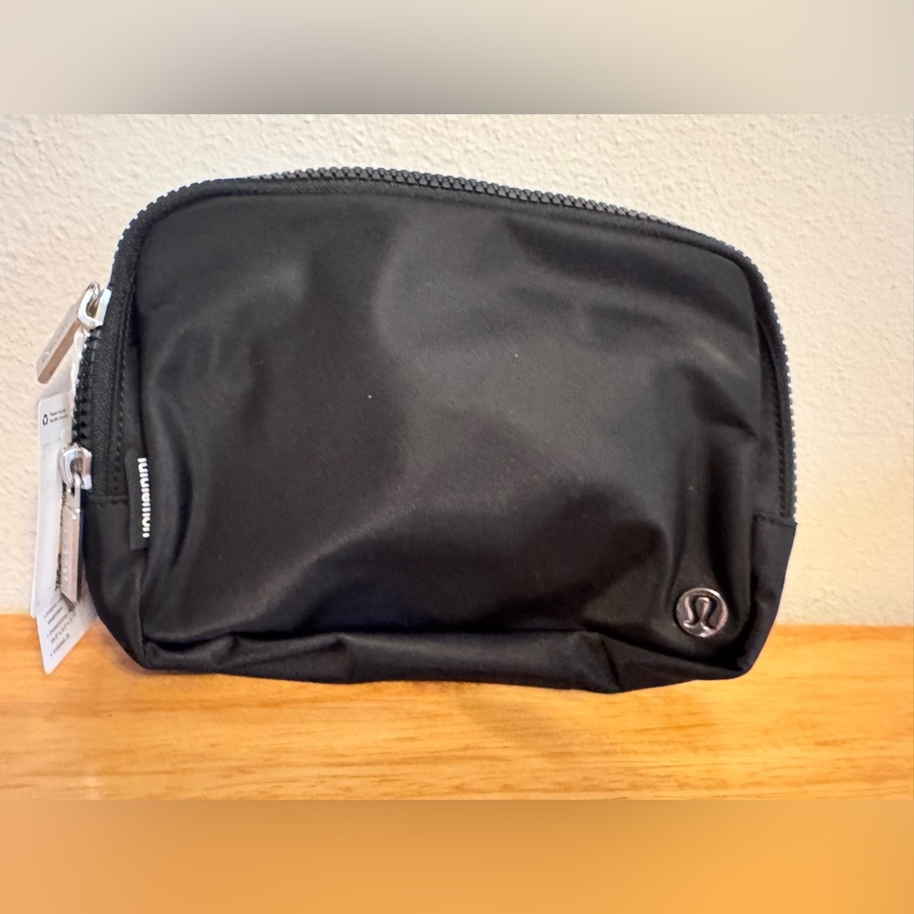 NWT Black Lululemon 2L belt beg